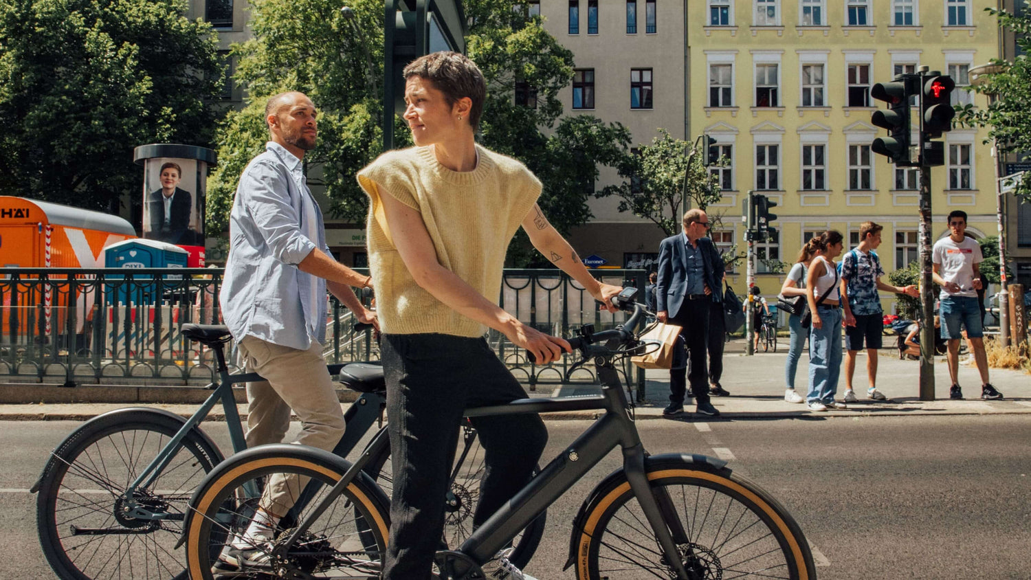 Two friends in the city on electric bike Amsterdam plus