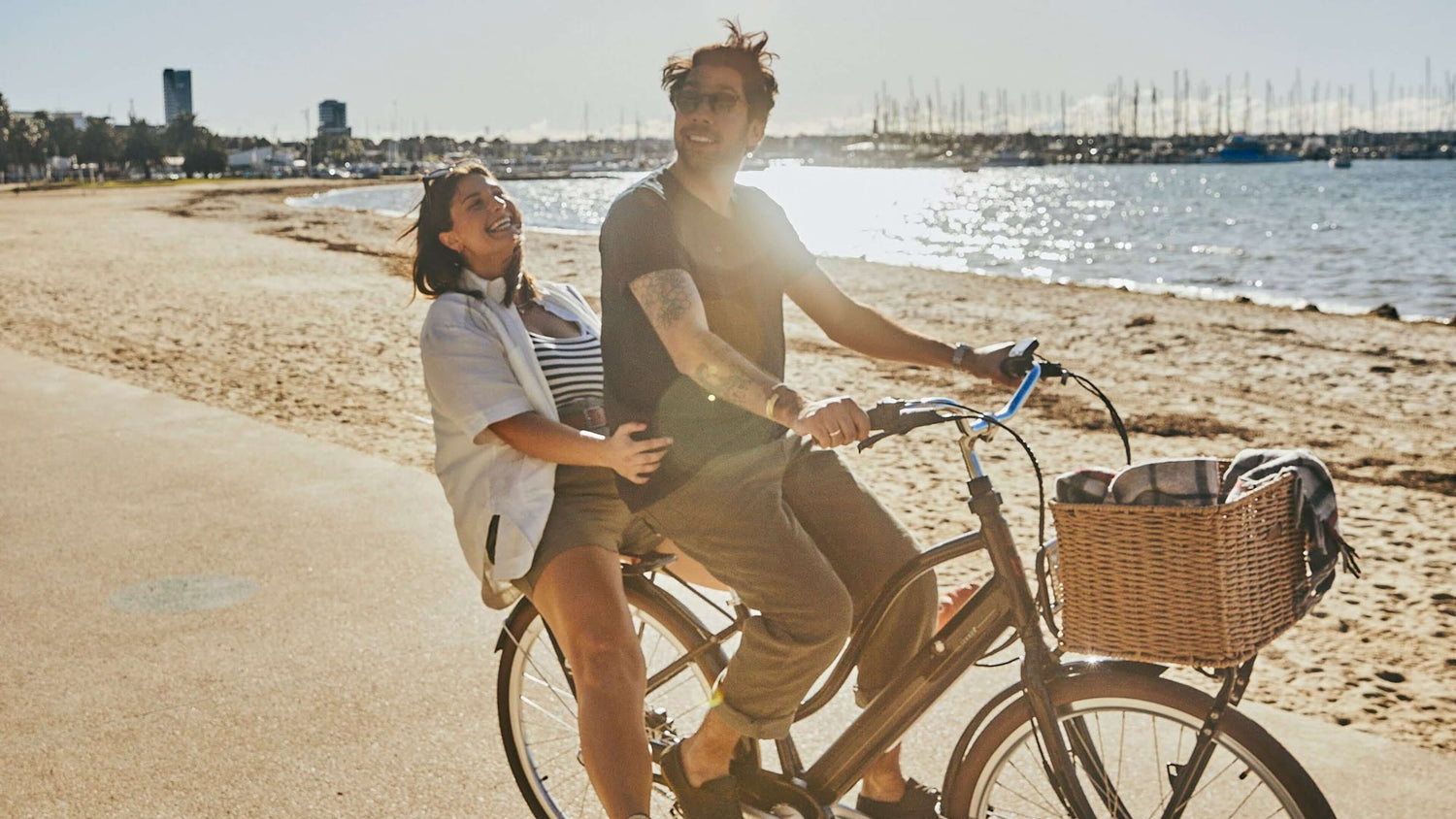 two friends on Jordaan+ electric bike on the beach two friends on Jordaan+ electric bike on the beach