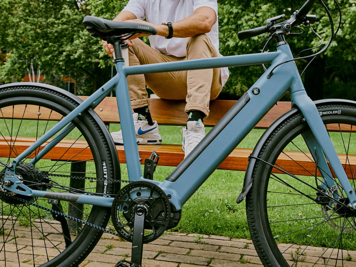 Guy sitting on bench next to Amsterdam GT ebike