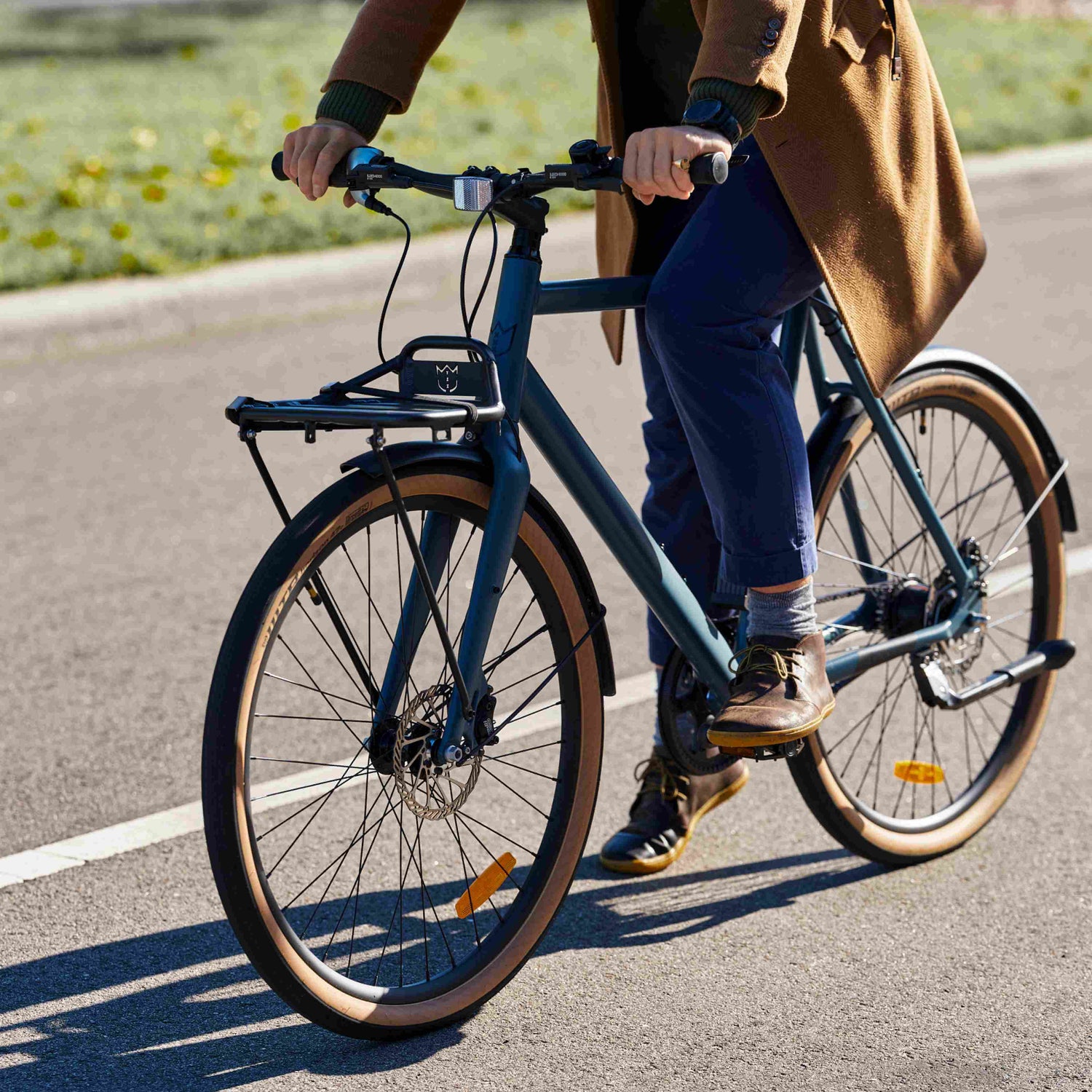 Man on Amsterdam Conventional bike blue