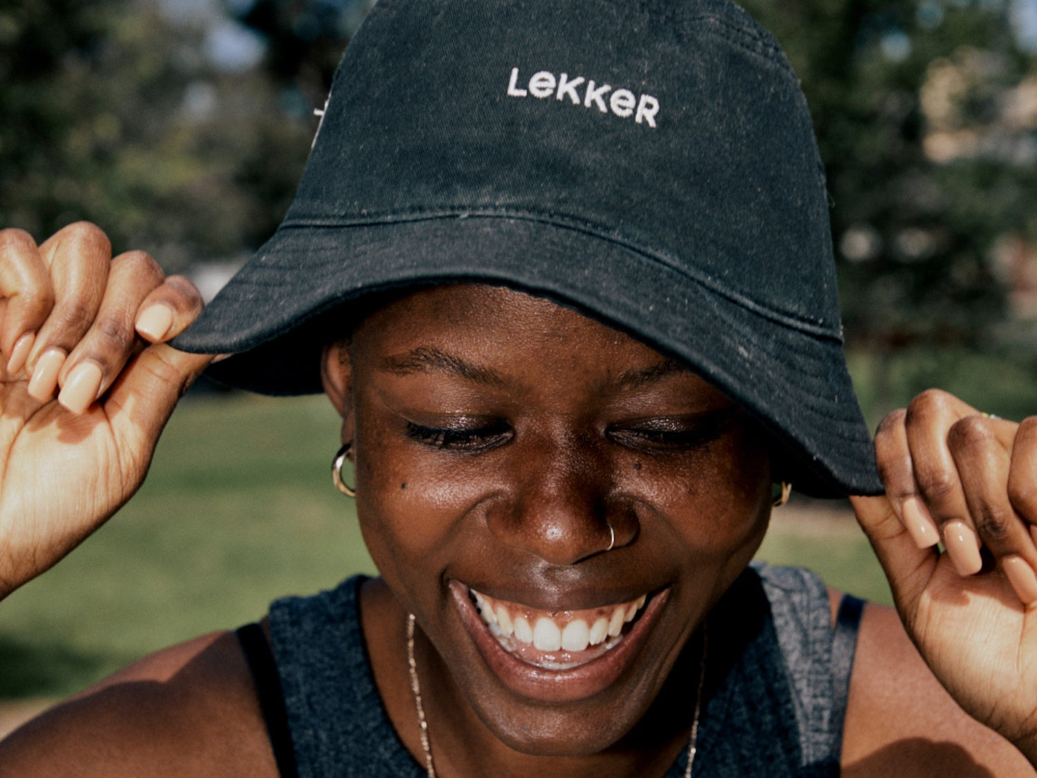 Girl with Lekker Bike bucket hat accessory