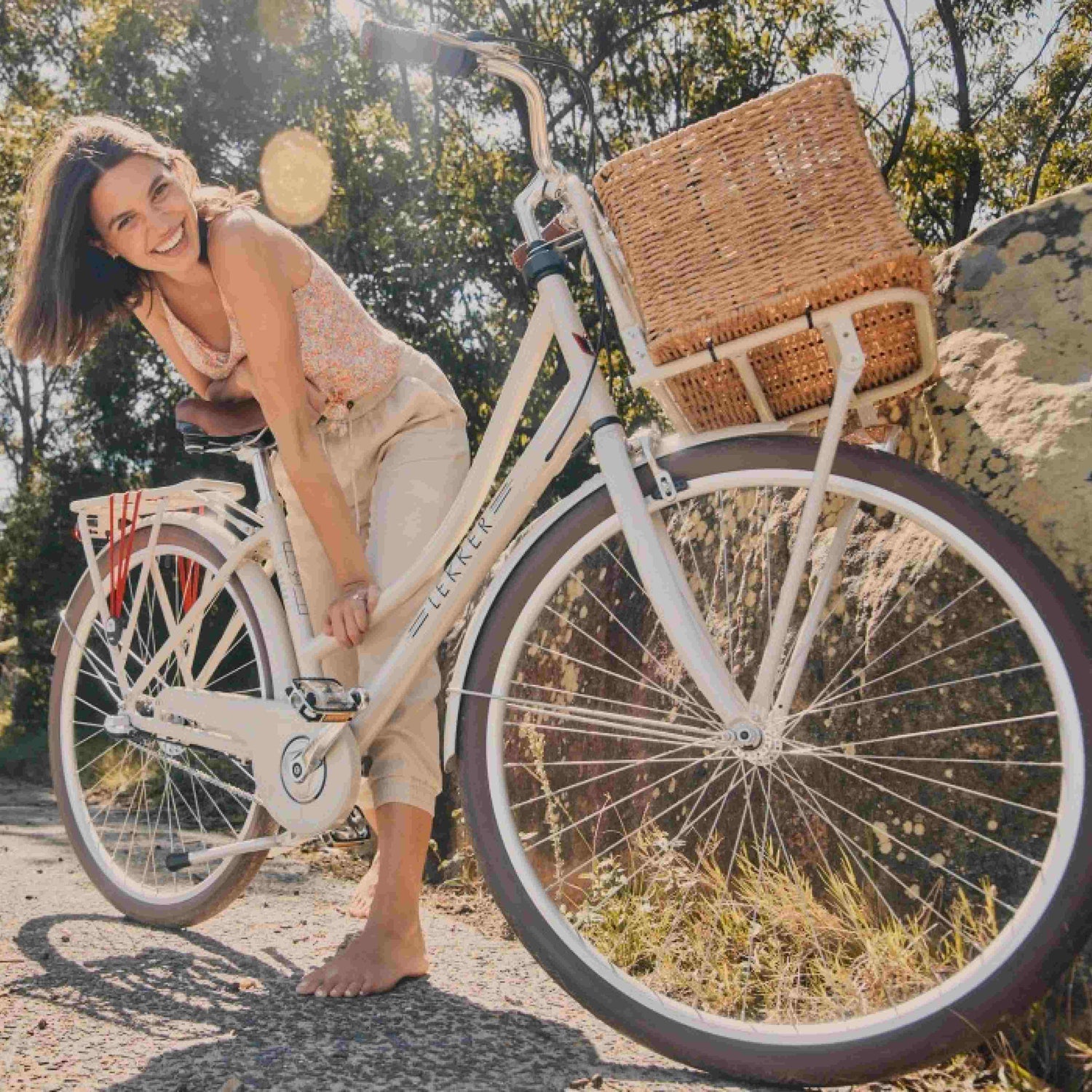 Woman happy with her Dutch linen cream Jordaan step through Lekker Bike