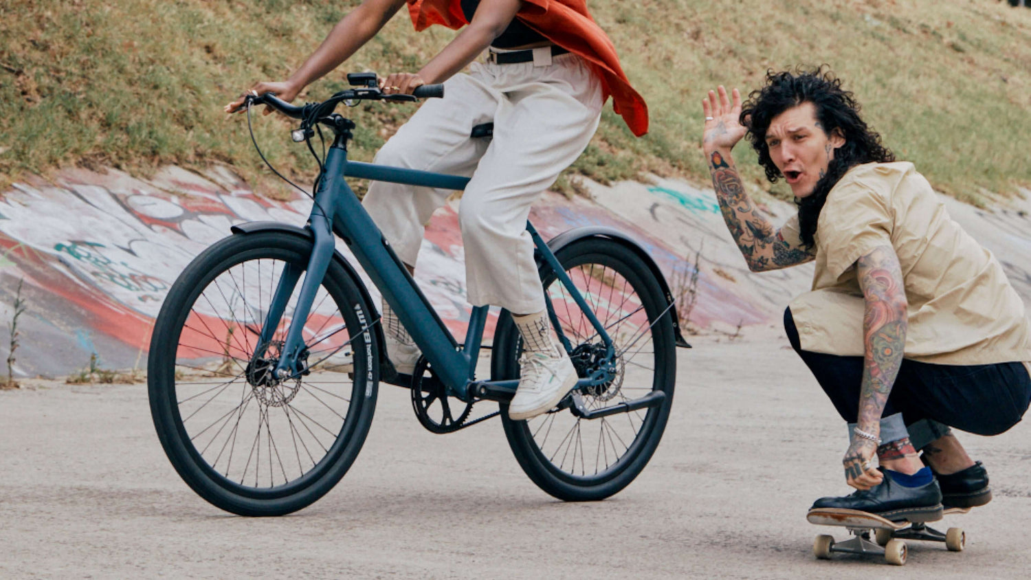 two friends on bike and skateboard with amsterdam ebike