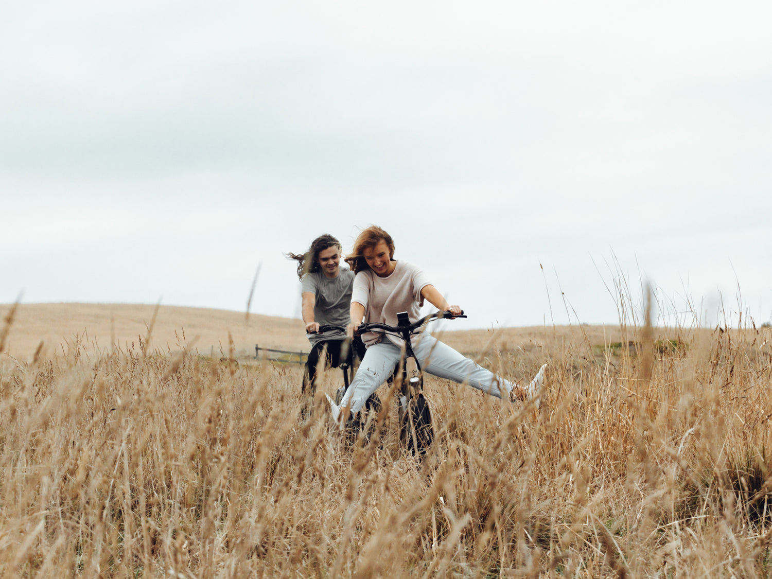 Friends on Lekker X ebike in field