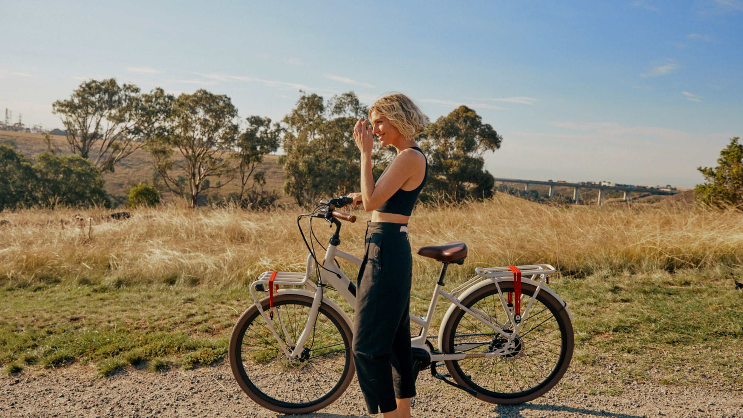 Woman standing with Lekker Bikes Jordaan GT eBike